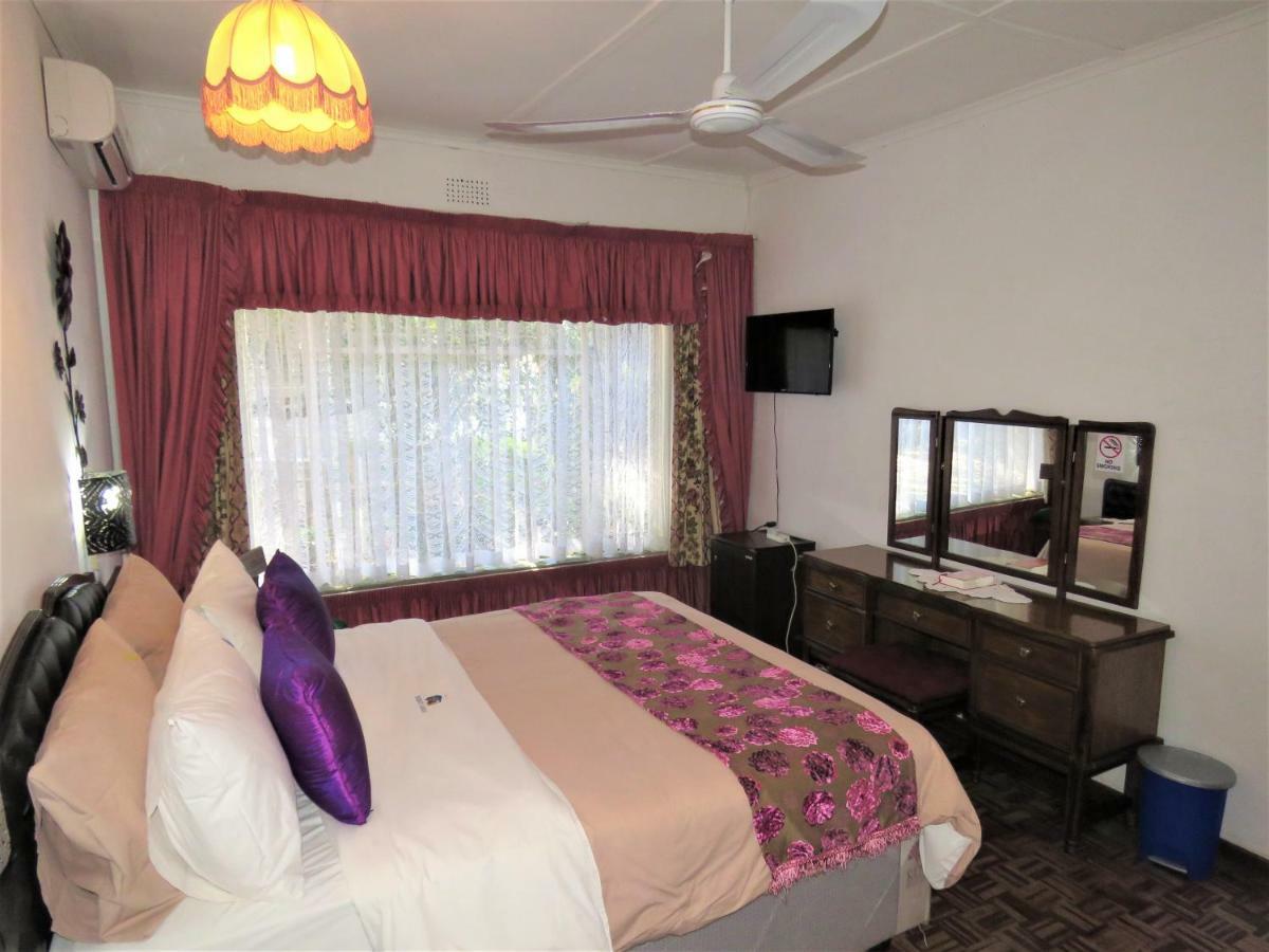 Parrot Lodge Bulawayo Esterno foto